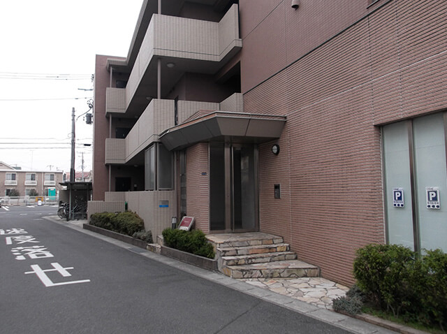 3.店舗正面入口の向かって左側の道路に進入してください。